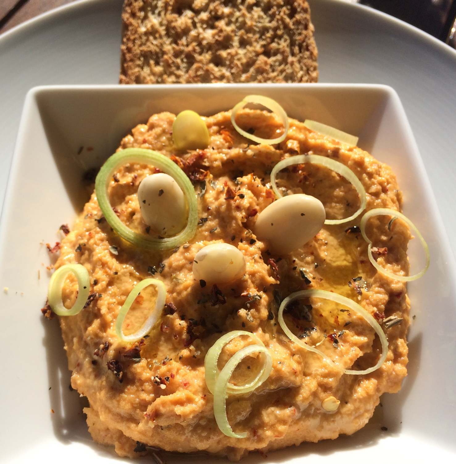 CREMOSO DE CEBOLLA CONFITADA Y ALMENDRAS