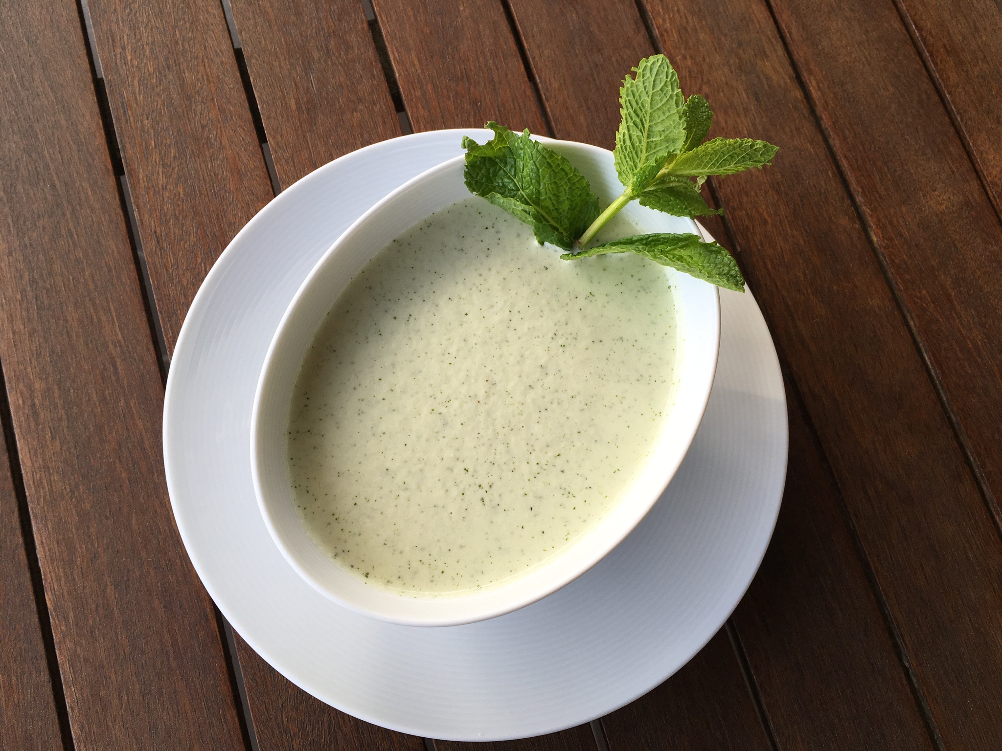 SOPA DE ALMENDRAS, PEPINO, TOMILLO Y MENTA FRESCA