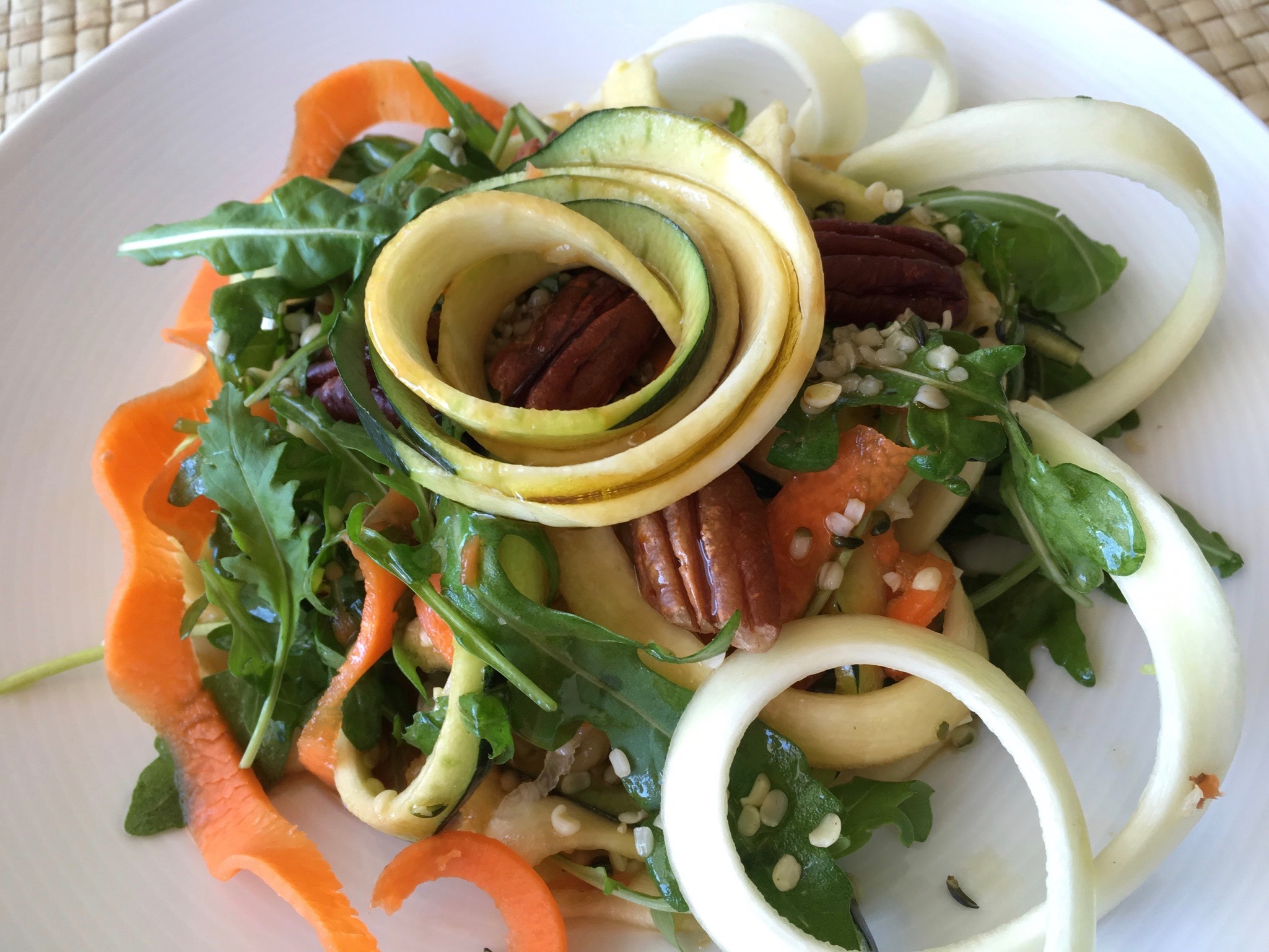 CINTAS DE CALABACÍN Y ZANAHORIA CON RÚCULA Y NUECES