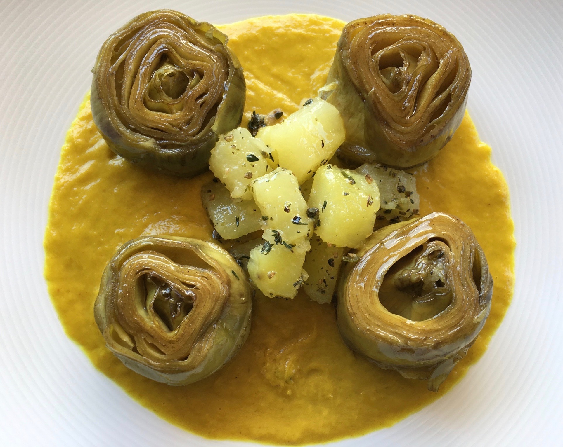 CORAZONES DE ALCACHOFAS CON SALSA DE CÚRCUMA