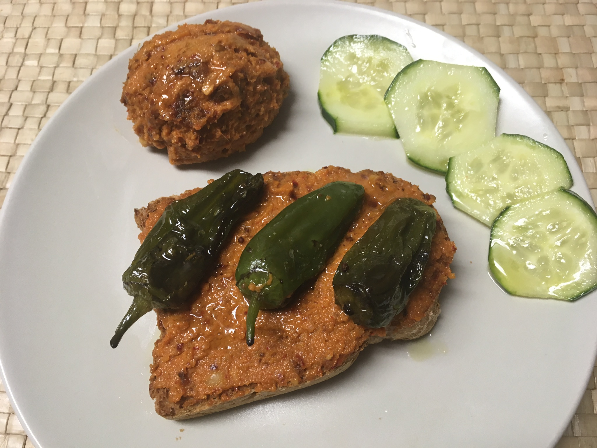MONTADITO DE PASTA DE ALMENDRAS CON PIMIENTOS