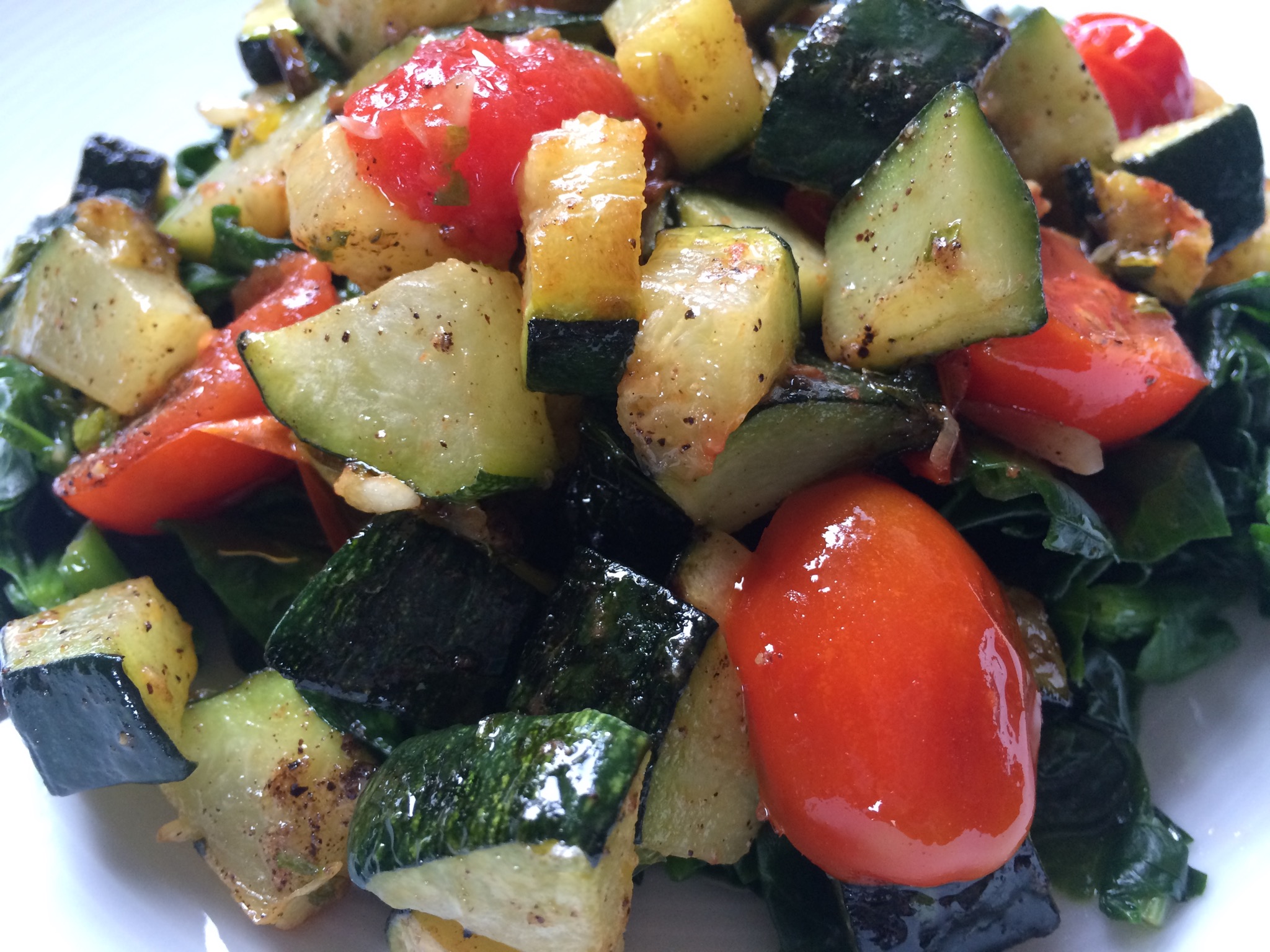 SALTEADO DE ESPINACAS, CALABACÍN Y TOMATES CHERRY